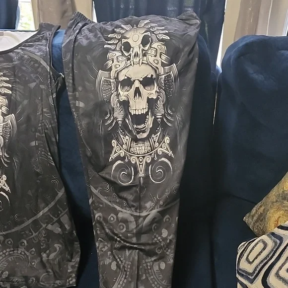 Two piece skull legging set, size Large - Picture 3 of 3